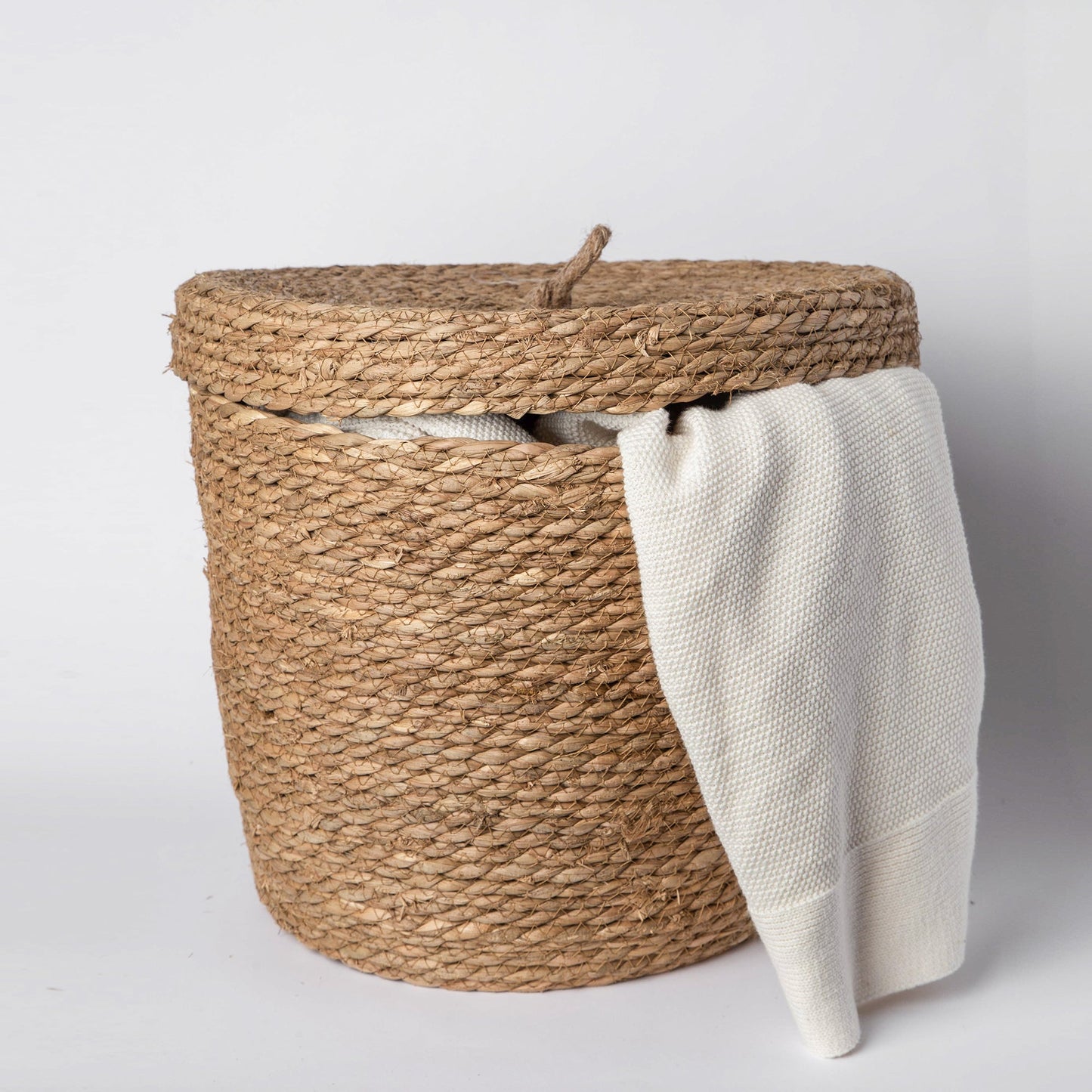 830 - Seagrass Basket with lid - PoshaBella