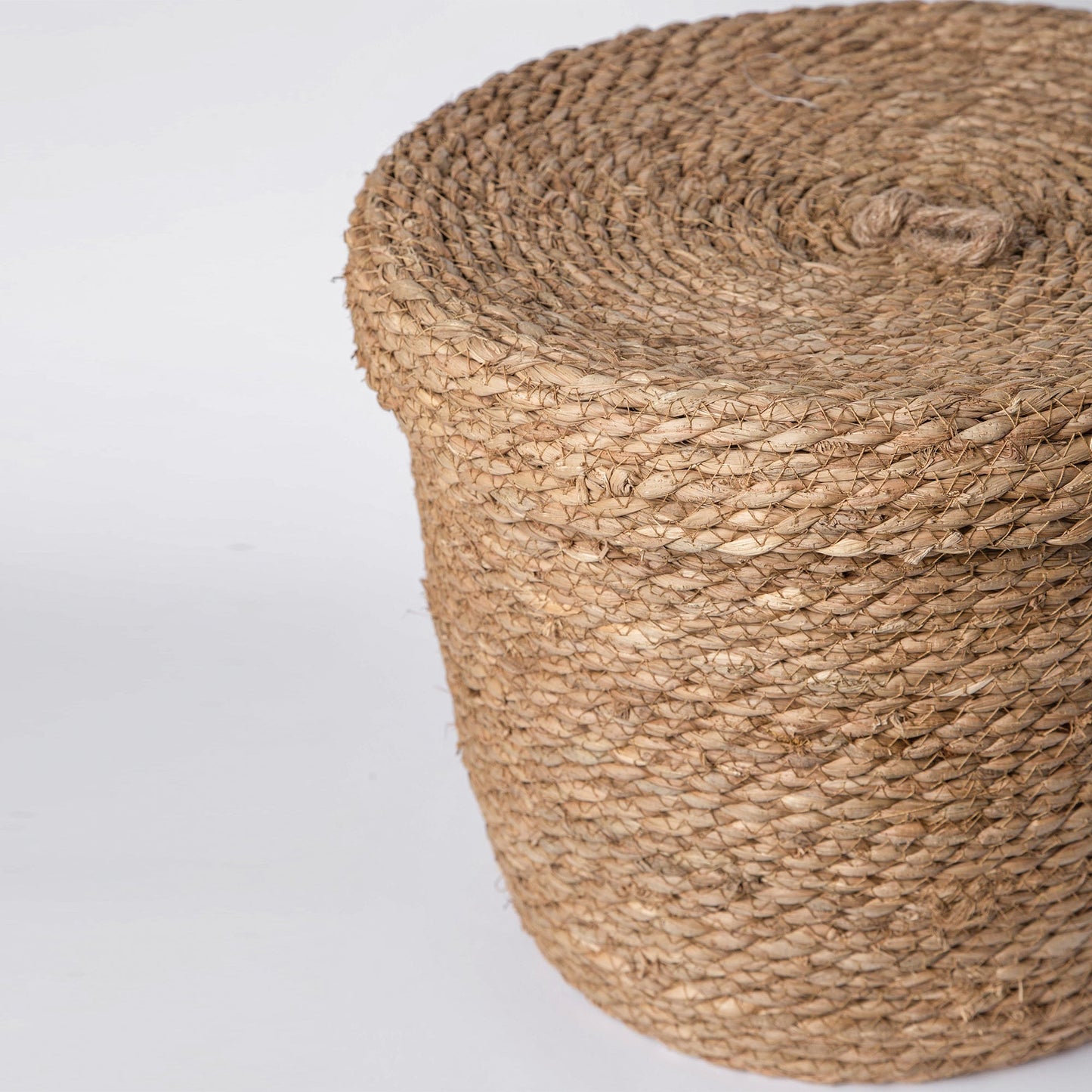 830 - Seagrass Basket with lid - PoshaBella