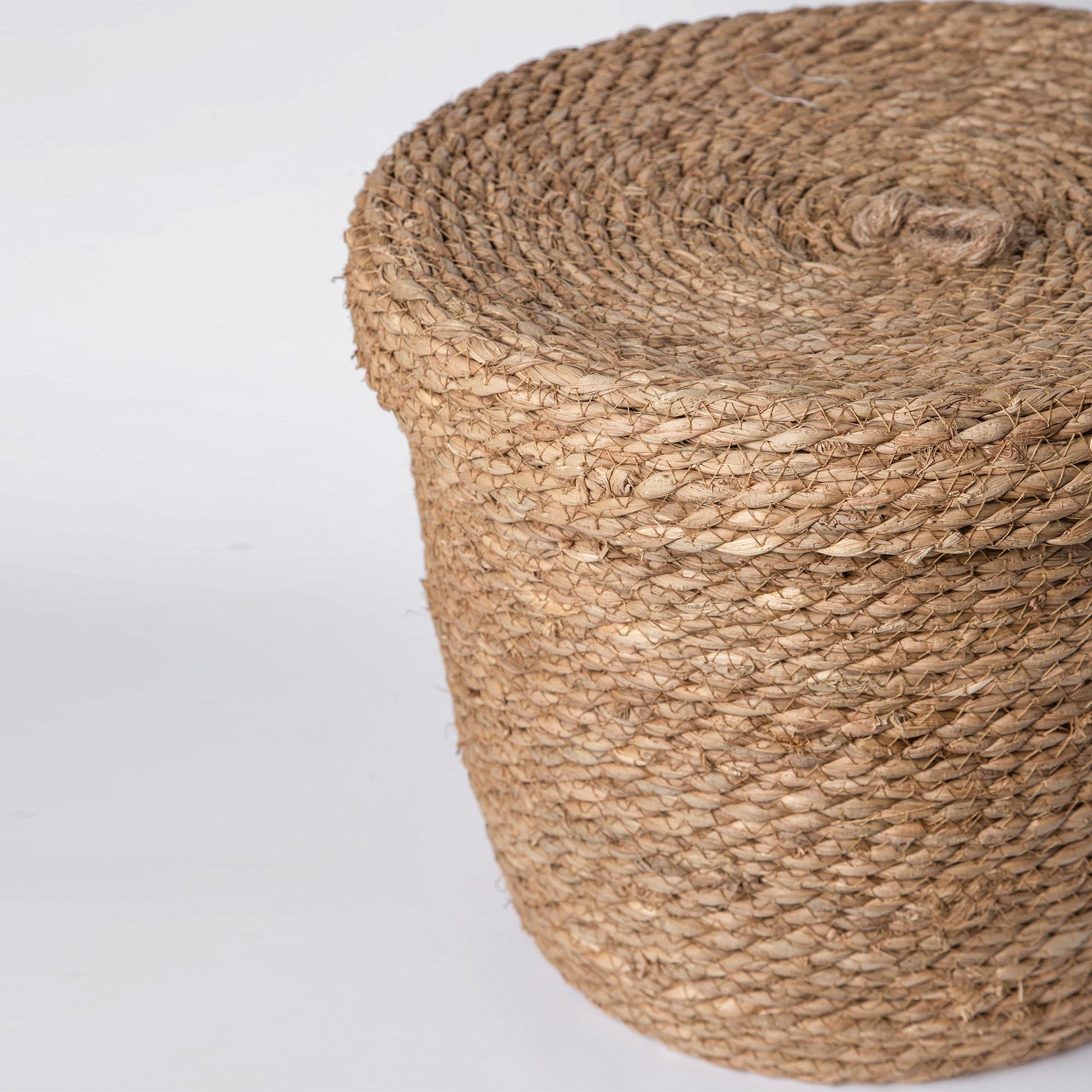 830 - Seagrass Basket with lid - PoshaBella