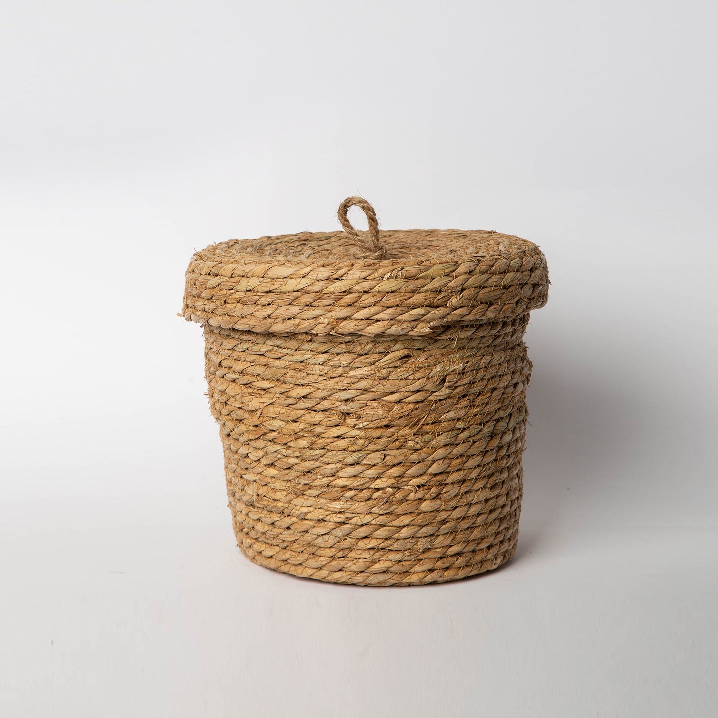 830 - Seagrass Basket with lid - PoshaBella