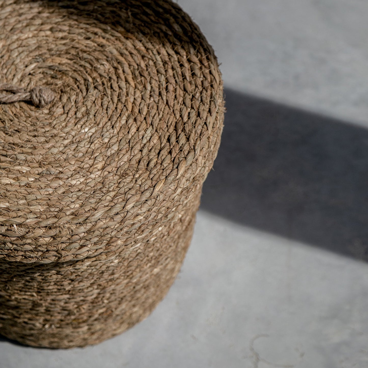 830 - Seagrass Basket with lid - PoshaBella