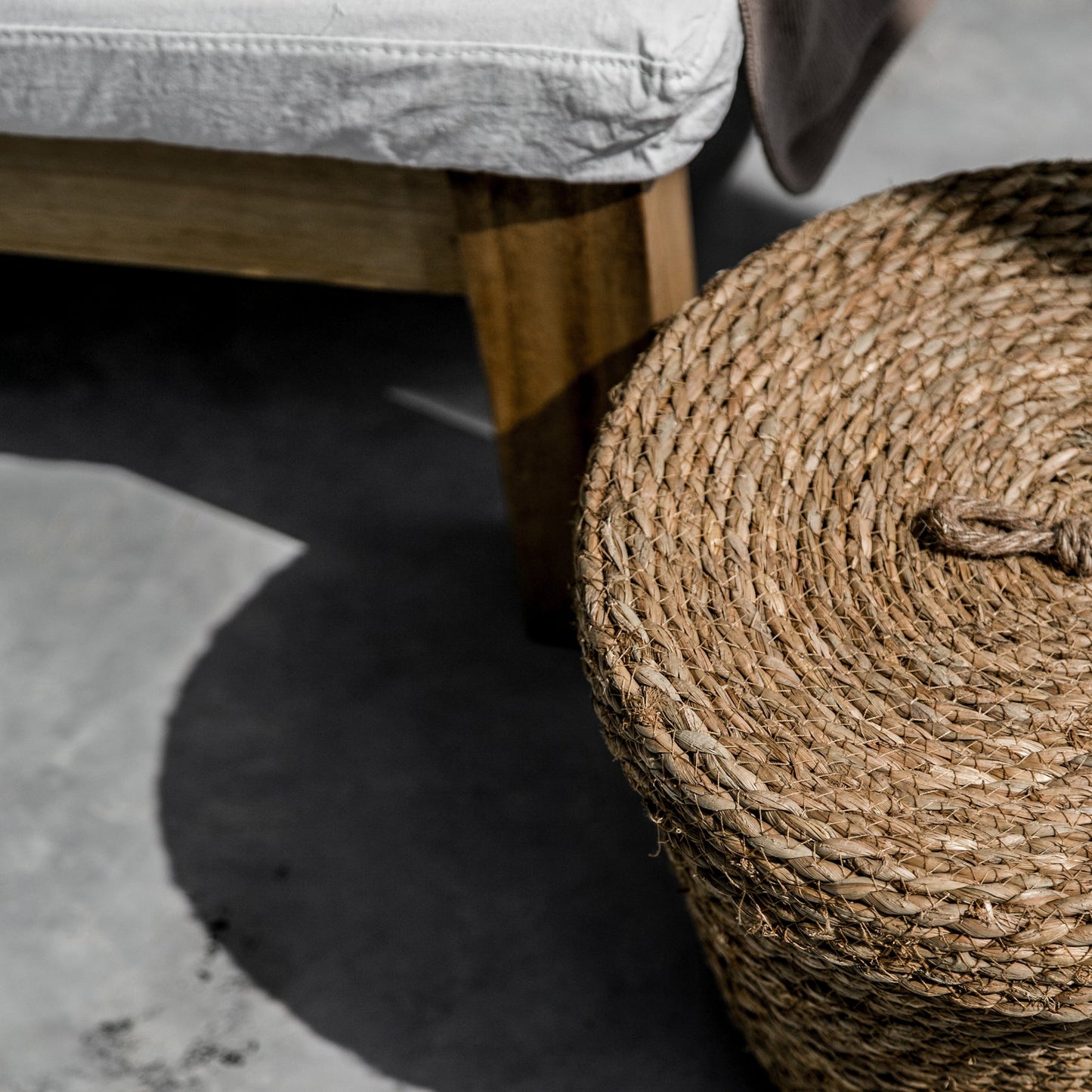 830 - Seagrass Basket with lid - PoshaBella