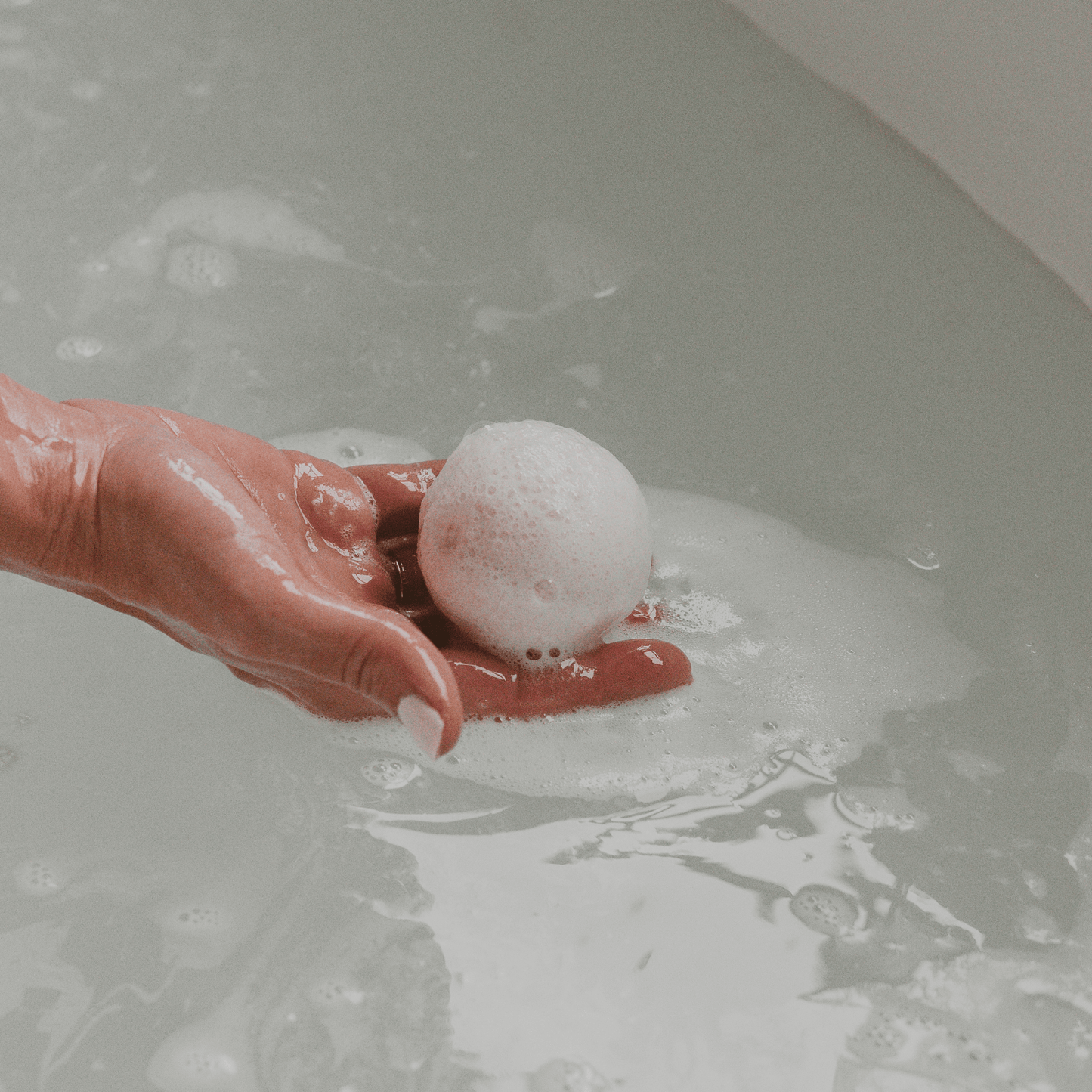 White Tea and Jasmine 4.6 oz Bath Bomb