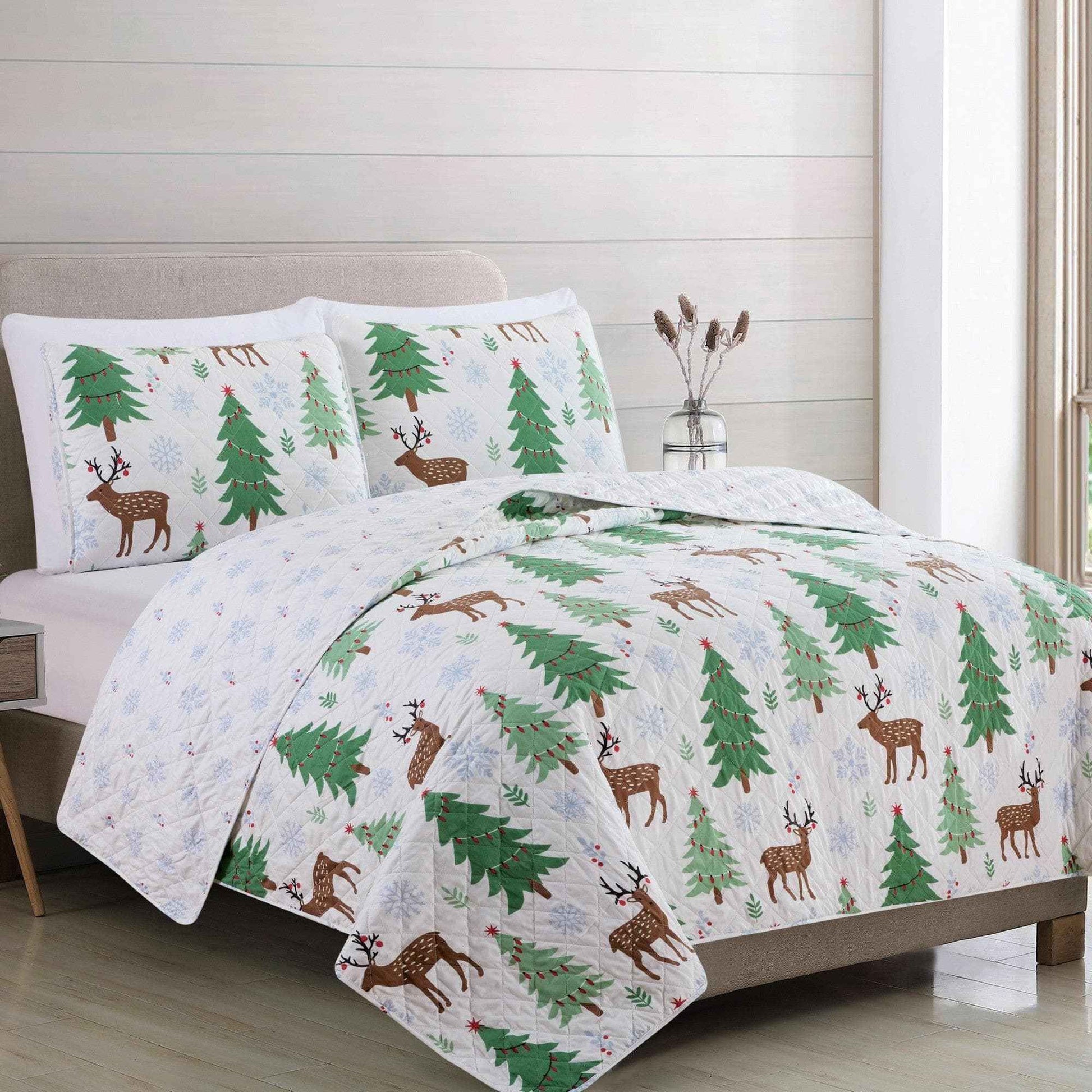 3-Piece Holiday Quilt - Holly Collection