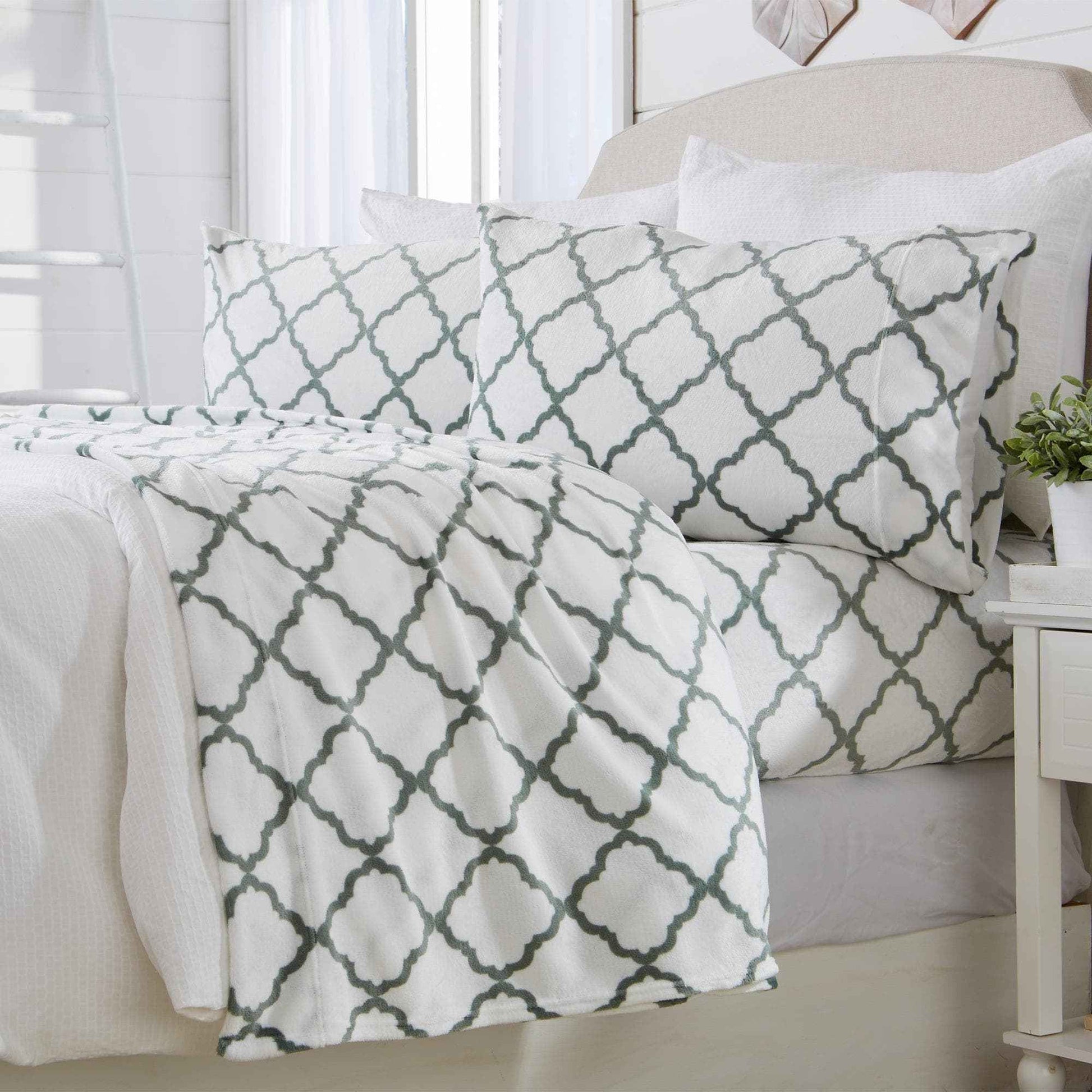 4-Piece Printed Plush Sheet - Velvet Luxe Lattice Collection
