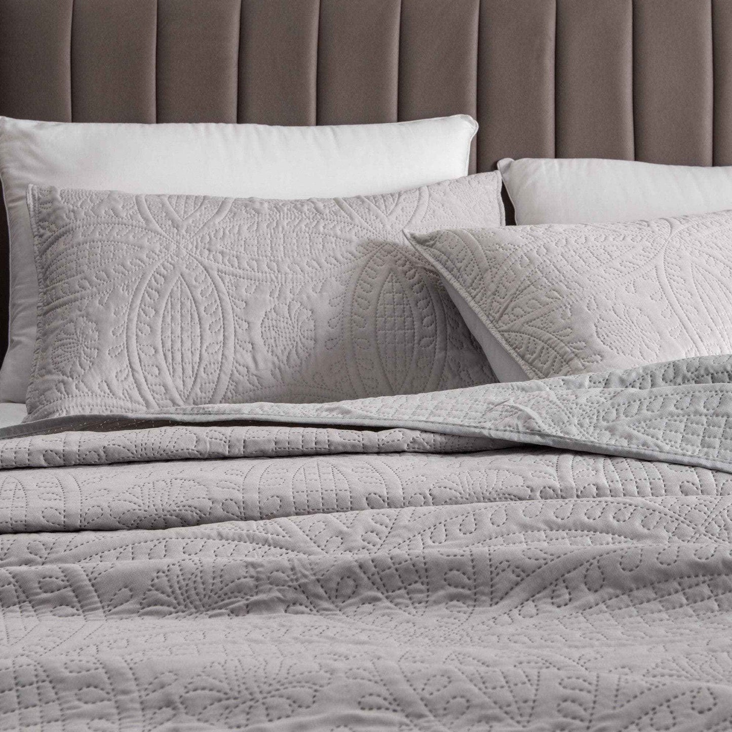 3-Piece Oversized Medallion Quilt Set - Clara Collection