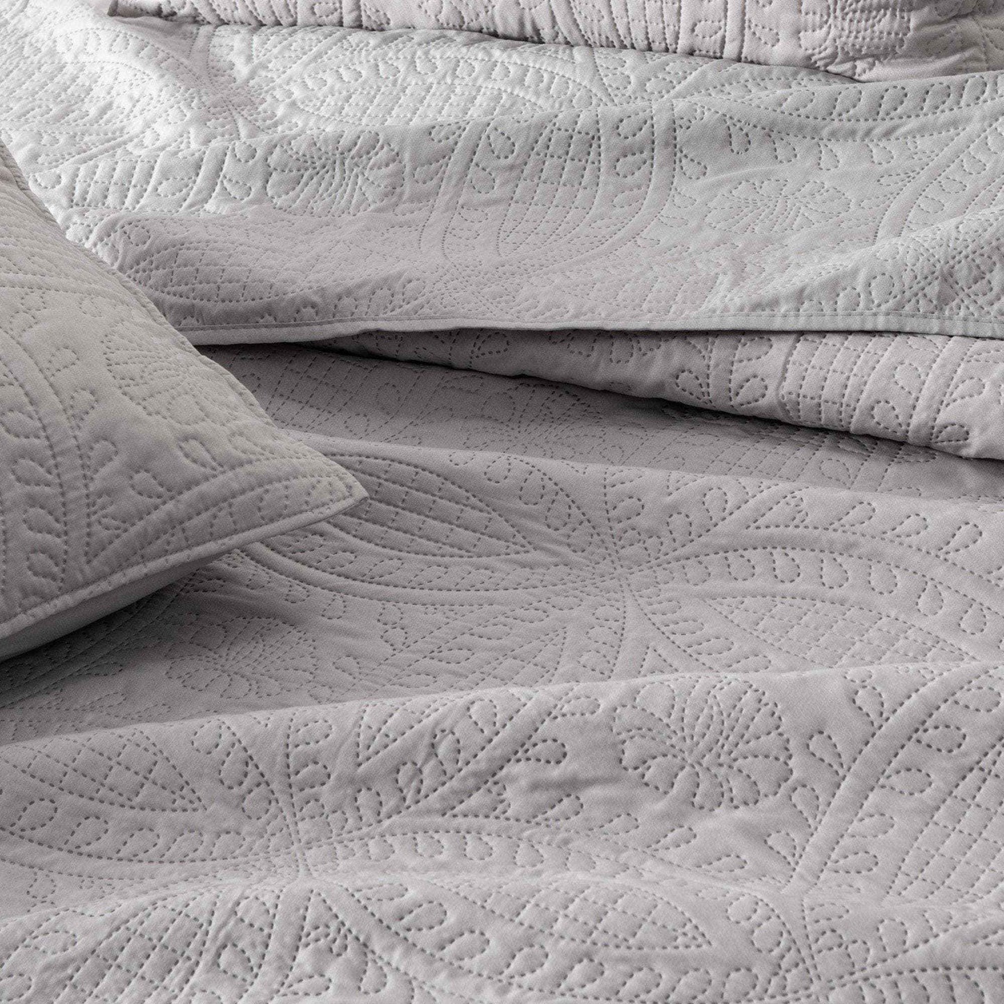 3-Piece Oversized Medallion Quilt Set - Clara Collection