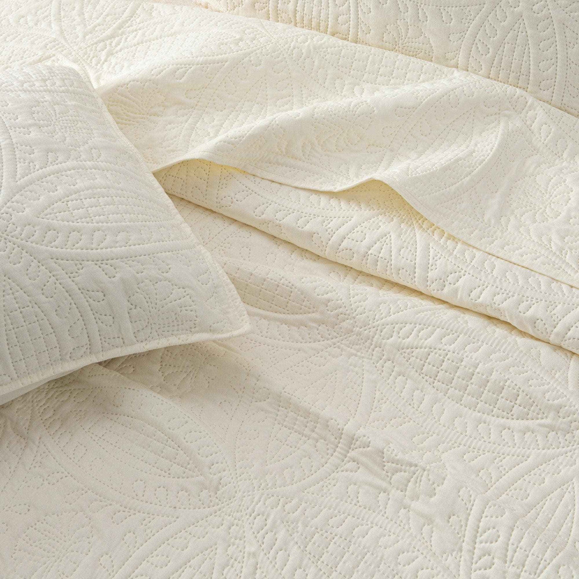 3-Piece Oversized Medallion Quilt Set - Clara Collection