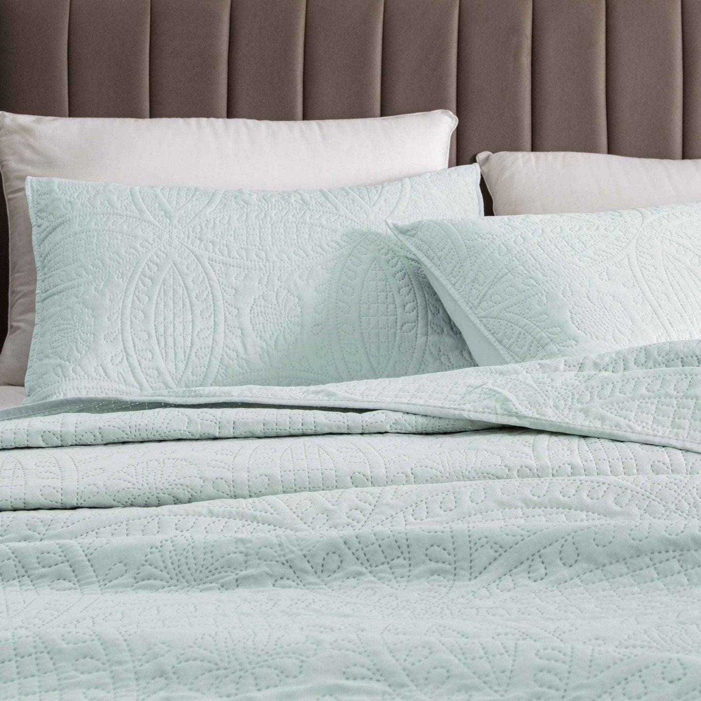 3-Piece Oversized Medallion Quilt Set - Clara Collection