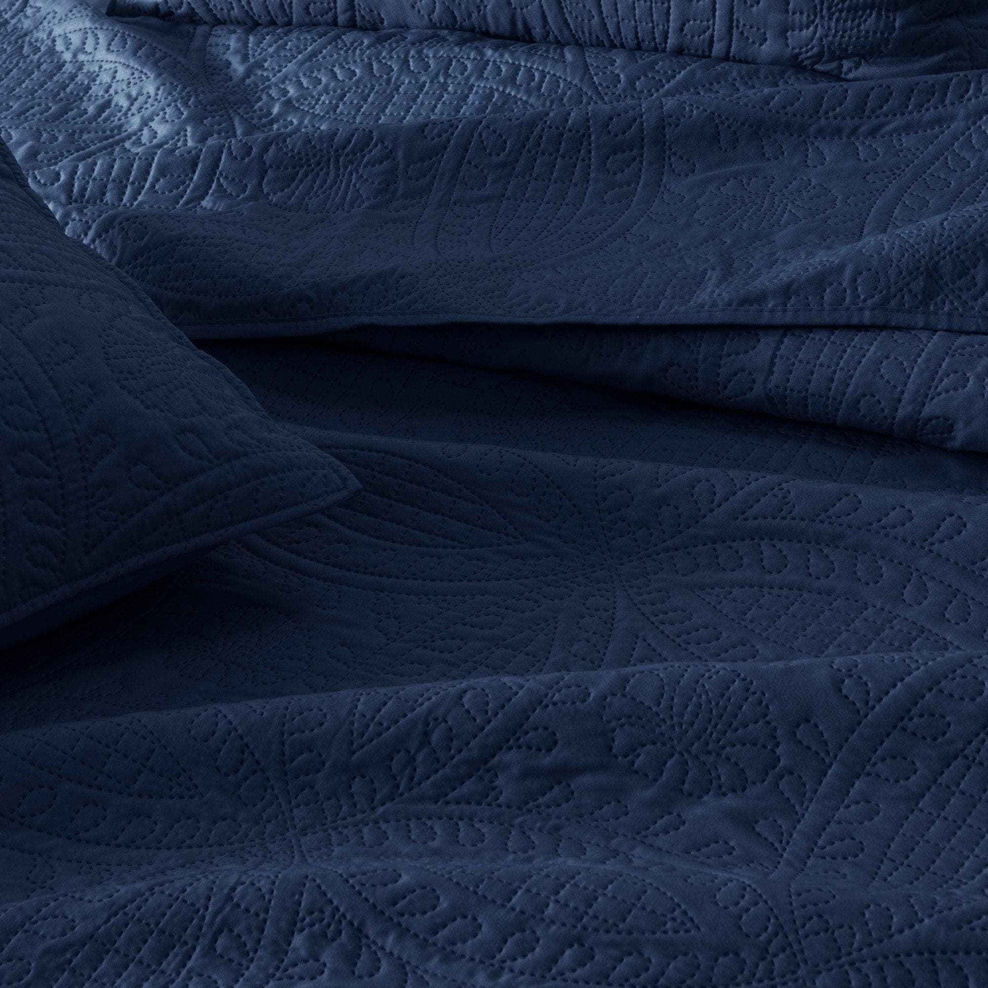 3-Piece Oversized Medallion Quilt Set - Clara Collection