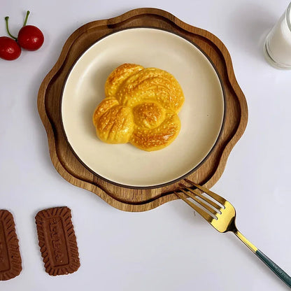 High-End Wooden Trays, Plum Blossom-Shaped Acacia Wood Trays, Creative Breakfast Trays, Suitable for Holding Cheese, Bread, Desserts, And Coffee, Perfect for Use in Kitchens, Restaurants, Parties, And Wedding Venues